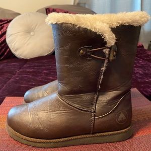 Brown fluffy winter boots